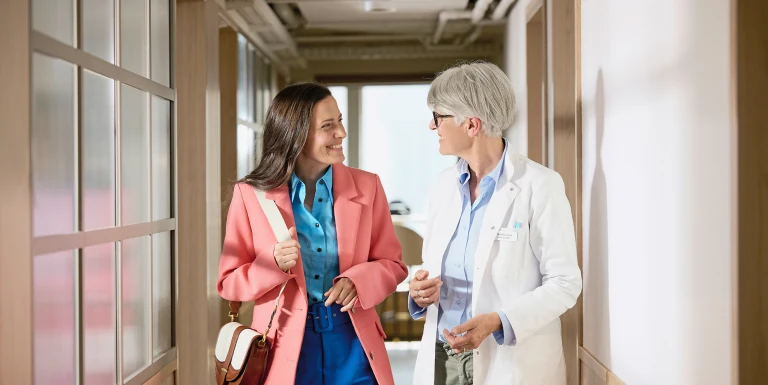 Un farmacista durante un colloquio di consulenza con una cliente